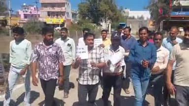 सुनेल: कांग्रेसियों ने अमेरिका द्वारा भारतीयों के साथ किए गए अमानवीय व्यवहार के विरोध में सुनेल में तहसीलदार को सौंपा ज्ञापन