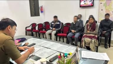 कांठ: एसपी देहात कुंवर आकाश सिंह ने जनसुनवाई कर ग्रामीणों की समस्याएं सुनीं