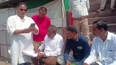 सिरोंज: नगर पालिका कार्यालय के बाहर वार्ड 5 के पार्षद ने ठेकेदार पर आरोप लगाते हुए धरना दिया