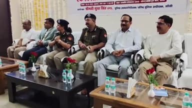 झांसी: राजकीय संग्रहालय में पुलिस कर्मी की पेंटिंग प्रदर्शनी, SSP बोलीं- दीवाली पर घर की सजावट में मिली कर्मी की प्रतिभा