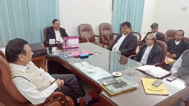 लोहरदगा: सिविल कोर्ट स्थित कार्यालय कक्ष में PDJ राजकमल मिश्रा ने राष्ट्रीय लोक अदालत को लेकर बैठक की