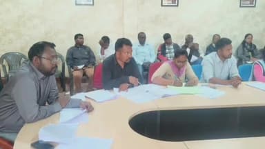 सेन्हा: प्रखंड परिसर में क्षेत्रीय विकास और जनकल्याणकारी योजनाओं की समीक्षा बैठक संपन्न