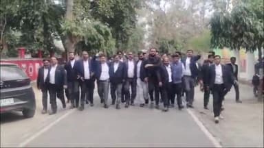 गोंडा: अधिवक्ता अधिनियम 1961 में संशोधन का जिला बार एसोसिएशन अधिवक्ताओं ने किया विरोध, राष्ट्रपति को संबोधित ज्ञापन DM को सौंपा