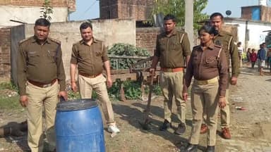 झांसी: आरा मशीन, डेरा बैदौरा, चमरौआ, पनारी में अवैध शराब के खिलाफ चलाए जा रहे अभियान से बेचने वालों में मचा हड़कम्प