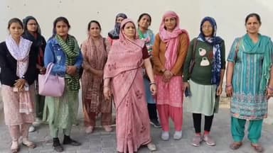 झुंझुनू: राजीविका NRLM कार्मिक संगठन के बैनर तले महिलाओं ने मुख्यमंत्री के नाम कलेक्टर को दिया ज्ञापन