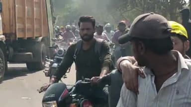 प्रयागराज: बांगड़ चौराहा के पास भीषण जाम के दौरान बुलेट मोटरसाइकिल में अचानक लगी आग, लोगों में मचा हड़कंप