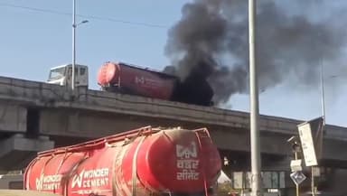 गिर्वा: देबारी पुलिया पर चलते टैंकर में लगी आग, बड़ा हादसा टल गया