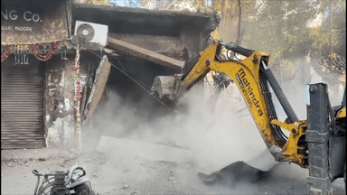 इंदौर: राजकुमार ब्रिज के पास जर्जर भवनों पर नगर निगम का बुलडोजर चला, चार दुकानें गिराईं