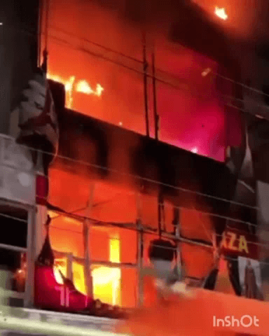 गुरुग्राम: गुरुग्राम के सदर बाजार में कपड़ों के शोरूम में लगी आग, सारा सामान जलकर हुआ राख