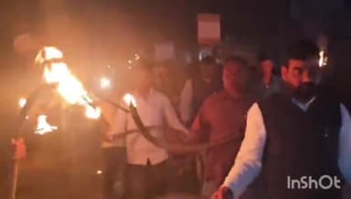 पिपरा: छात्र के साथ दुष्कर्म के आरोपी की गिरफ्तारी की मांग को लेकर पूर्व विधायक शिवपूजन ने पीपरा बाजार में मशाल जुलूस निकाला