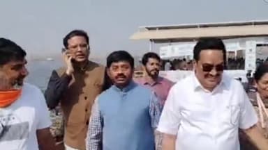 प्रयागराज: केंद्रीय जल शक्ति मंत्री सी.आर. पाटील ने परिवार के साथ महाकुंभ में आस्था की डुबकी लगाई