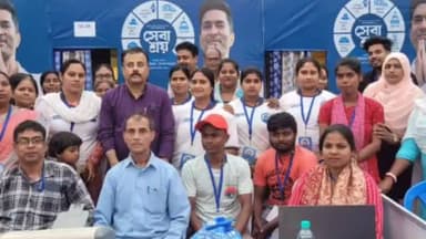 বজবজ ২: সেবাশ্রয় স্বাস্থ্য ক্যাম্পের কর্মরত চিকিৎসক ও স্বাস্থ্যকর্মীদের হাতে উপহার তুলে দিলেন পঞ্চায়েত সমিতির কার্যকরী সভাপতি