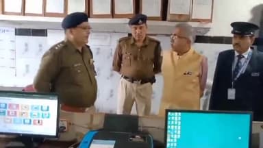 गोंडा: गोंडा रेलवे स्टेशन का निरीक्षण DRM ने किया, अराजक तत्वों के खिलाफ कार्रवाई का दिया निर्देश