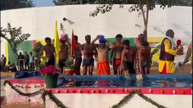 झांसी: जिला कारागार प्रशासन ने संगम का जल मंगाकर बंदियों को स्नान कराया