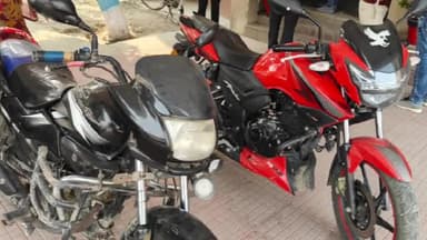 लौरिया: लौरिया पुलिस ने चोरी के दो बाइक के साथ दो युवकों को किया गिरफ्तार, कार्रवाई जारी