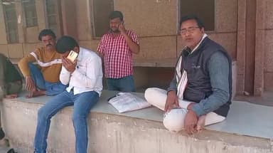 कर्वी: लोढ़वारा पास रोड के किनारे पैदल जा रहे व्यक्ति की अज्ञात वाहन की टक्कर से हुई मौत, पुलिस ने शव का करवाया