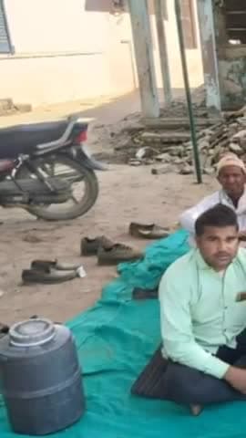 नैनवां: खानपुरा और टोपा गांव के ग्रामीणों का 15वें दिन भी उपखंड कार्यालय पर प्रदर्शन जारी रहा