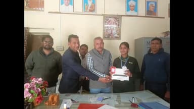 सरदारशहर: महात्मा गांधी राजकीय विद्यालय नवीन झालरिया में 25 मेधावी विद्यार्थियों को वितरित किए गए टैबलेट, चेहरे खिले