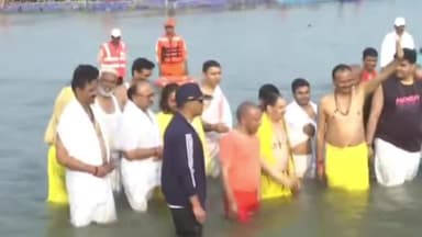 प्रयागराज: महाकुंभ नगर पहुंचे केंद्रीय मंत्री जेपी नड्डा ने सीएम योगी आदित्यनाथ के साथ पवित्र गंगा की धारा में लगाई आस्था की डुबकी