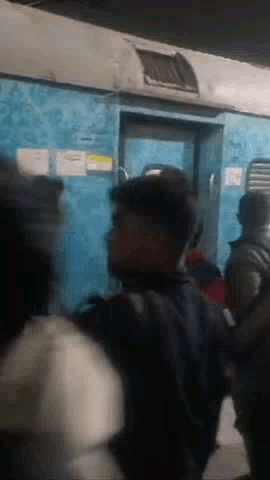 गाज़ियाबाद: जंक्शन पर प्रयागराज जाने वाली ट्रेन में बैठे यात्रियों ने बाहर खड़े यात्रियों के लिए नहीं खोले गेट, पुलिस भी बेबस