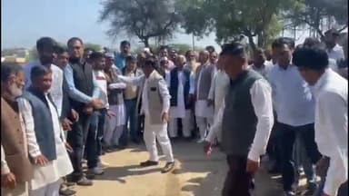 चूरू: पूर्व प्रधानमंत्री इंदिरा गांधी को लेकर विधानसभा में की गई टिप्पणी पर कांग्रेसजनों ने चूरू में किया प्रदर्शन