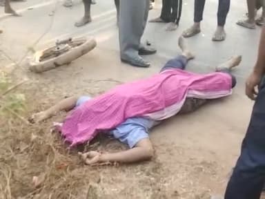 रोहदा पुल के पास तेज रफ्तार पिकअप ने एक बाइक सवार को ठोकर मार कर फरार हो गया जिससे मौके पर बाइक की मौके पर मौत हो गया