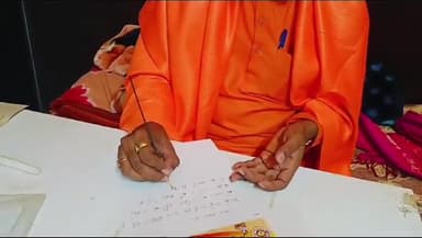 प्रयागराज: महाकुंभ में सनातन बोर्ड के गठन के लिए फलाहारी बाबा ने प्रधानमंत्री नरेंद्र मोदी को खून से लिखा पत्र