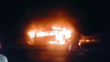 शाहजहांपुर: मजदूरों से भरी बस आग का गोला बनी, एक घंटे हाईवे रहा जाम, फायर ब्रिगेड ने कड़ी मेहनत से पाया आग पर काबू