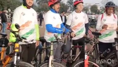 देहरादून: मुख्य निर्वाचन अधिकारी बी वी आर सी पुरुषोत्तम ने पुलिस लाइन से साइकिल रैली को दिखाई हरी झंडी