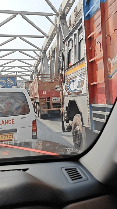 गांधी सेतु जाम में एम्बुलेंस के निकलने के लिए भी नहीं है कोई उपाय ।