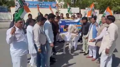 झुंझुनू: इंदिरा गांधी पर अपमानजनक टिप्पणी के विरोध में झुंझुनू में कांग्रेसी कार्यकर्ताओं ने जलाया मुख्यमंत्री का पुतला