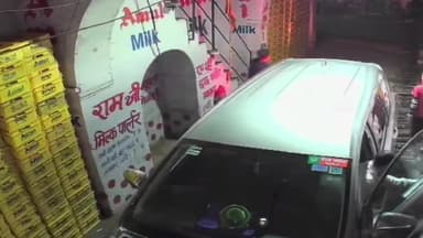 झांसी: सदर बाजार में कार सवार नेता ने स्कूटी सवार शख्स की जमकर की मारपीट, वीडियो हुआ वायरल