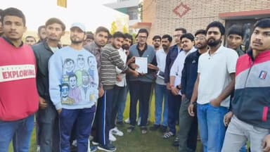 चूरू: लोहिया महाविद्यालय छात्रावास की मरम्मत के लिए बजट आवंटित करवाने की मांग को लेकर एबीवीपी ने पूर्व मंत्री को सौंपा ज्ञापन