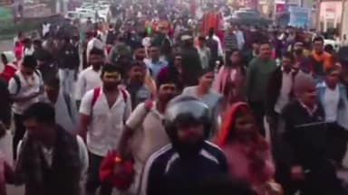 प्रयागराज: महाकुंभ में श्रद्धालुओं की संख्या पहुंची 60 करोड़ के पार, लगातार बड़ी संख्या में स्नान कर रहे हैं श्रद्धालु