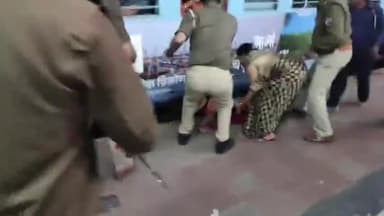 झांसी: रेलवे स्टेशन झांसी पर श्रद्धालुओं की भीड़ में ट्रेन के नीचे गिरी एक महिला, RPF और GRP पुलिस ने बचाई जान