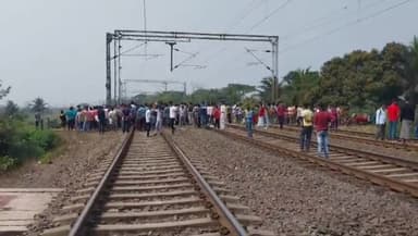 বাগনান ২: দক্ষিণ পূর্ব রেলের কোলাঘাট এবং দেউলটি স্টেশনের মাঝখানে রেল অবরোধ