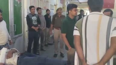 कर्वी: छिवलहा के पास सड़क दुर्घटना में घायल हुए लोगों से जिला अस्पताल सोनेपुर में मिलने पहुंचे डीएम