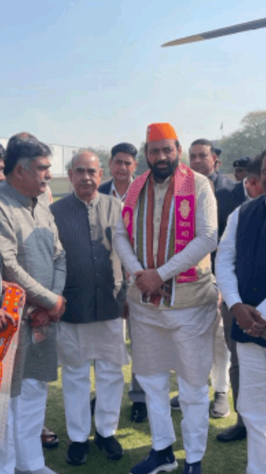 फरीदाबाद: सीकरी हेलीपैड पर मुख्यमंत्री का स्वागत करने पूर्व कैबिनेट मंत्री और विधायक पहुंचे