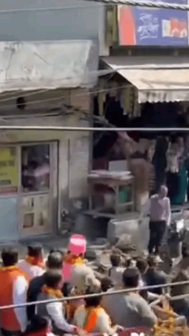 फरीदाबाद: फरीदाबाद एनआईटी झांसी में मुख्यमंत्री के रोड शो के दौरान काले कपड़े दिखाए गए