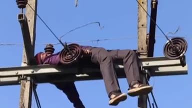 कुंडम: ग्राम समनापुर में विद्युत कर्मी की करंट लगने से मौत, मर्ग कायम