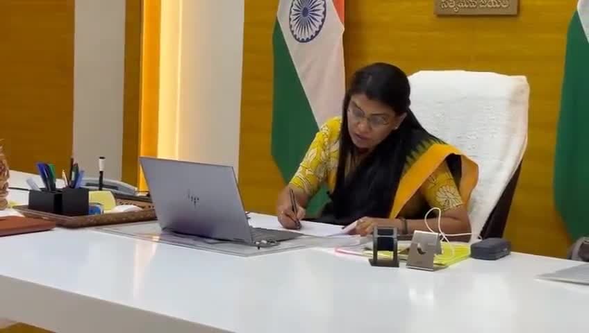 గోకవరం: ప్రధానమంత్రి ఆదర్శ యోజన పనులను మార్చి 31 లోగా పూర్తి చేయాలి. కలెక్టర్ ప్రశాంతి