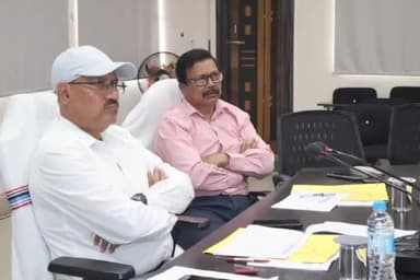 सिमडेगा: समाहरणालय सभागार में उपायुक्त ने केंद्र एवं राज्य योजना के अंतर्गत संचालित कार्यों की समीक्षा बैठक की