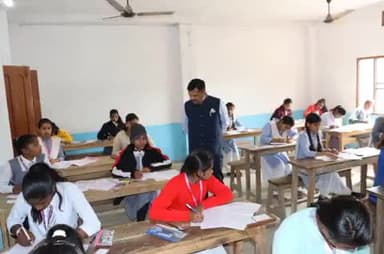 जौनपुर : डीएम ने अंबेडकर इंटर कॉलेज सिकरारा में हो रही बोर्ड परीक्षा का किया औचक निरीक्षण, कैमरे सहित अन्य चीजें देखी।