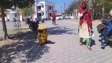 झांसी: बाजना की विकलांग महिला ने जमीन पर कब्जा करने वाले दबंगों की शिकायत एसएसपी से की