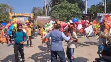 कोल: रामघाट रोड पर शिवरात्रि को लेकर कावड़ियों की धूम, बम बम भोले के नारों से गूंज रहा अलीगढ़-रामघाट मार्ग