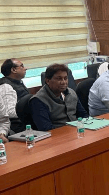 फरीदाबाद: सेक्टर 12 में हरियाणा के आबकारी एवं कराधान विभाग ने समीक्षा बैठक का आयोजन किया