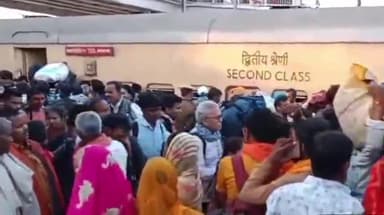 प्रयागराज: प्रयागराज जंक्शन पर श्रद्धालुओं की भारी भीड़ उमड़ी, रेलवे प्रशासन द्वारा सुरक्षा दी जा रही है