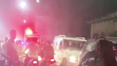 शाहबाद: महुआ टोला में मैरिज हॉलों की भीड़ में फंसी एम्बुलेंस, पार्किंग की कोई व्यवस्था नहीं, मरीजों की जान जा सकती है