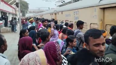 सासाराम: सासाराम स्टेशन पर कुंभ नहाने जाने वाले यात्रियों की भारी संख्या में हुई भीड़