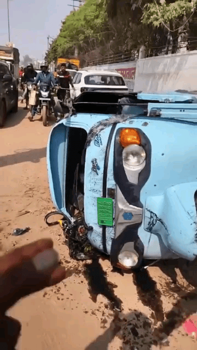 फरीदाबाद: मोहन रोड पर चालक के नशे में होने के कारण नाले में गिरा ऑटो, क्रेन से निकाला गया